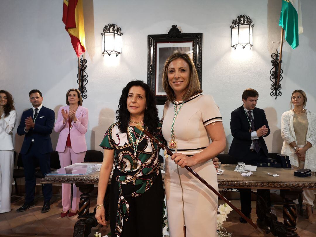 Josefa Valle (APR) entrega el bastón de mando a la nueva alcaldesa de Ronda, María Paz Fernández (PP). Ambos partidos gobernarán la ciudad de Ronda los próximo cuatro años.