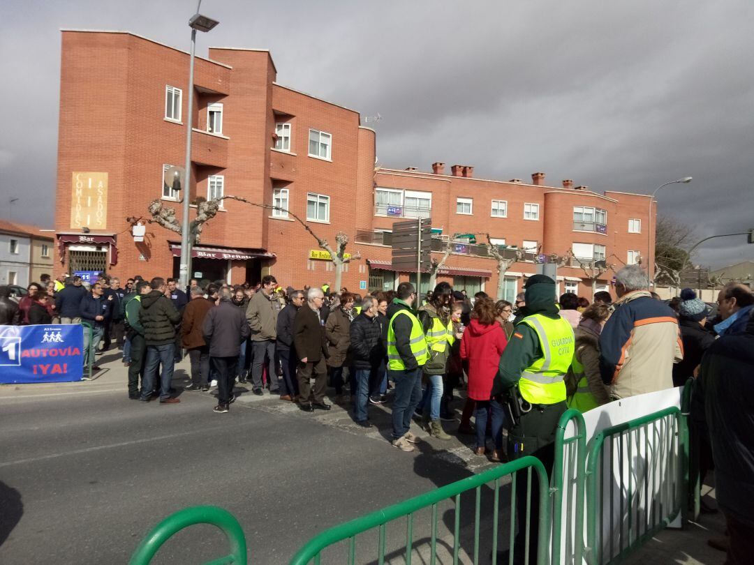 Vecinos en una de las concentraciones de A11 Pasos para reclamar la Autovía del Duero