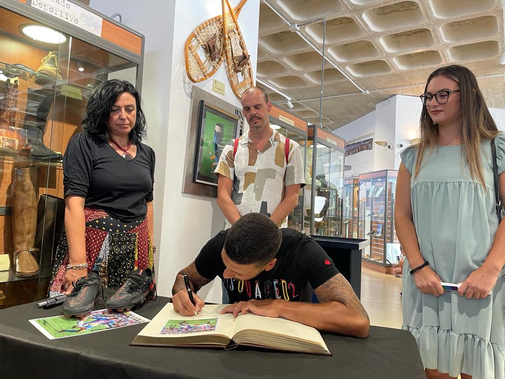 Iván Forte firmando en el libro del Museo del Calzado de Elda