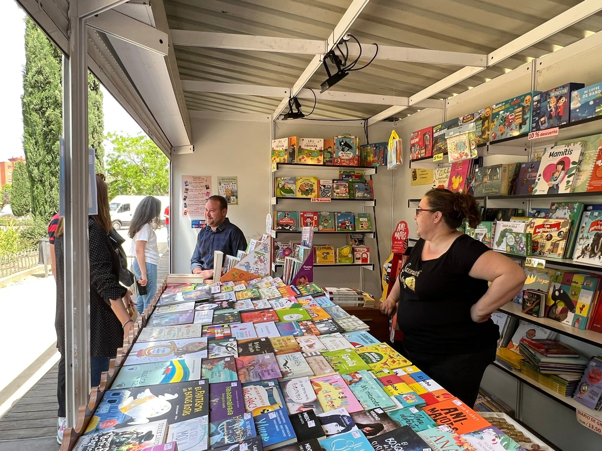 Imagen de archivo de la Feria del Libro de Fuenlabrada, que este año se traslada a la plaza de España