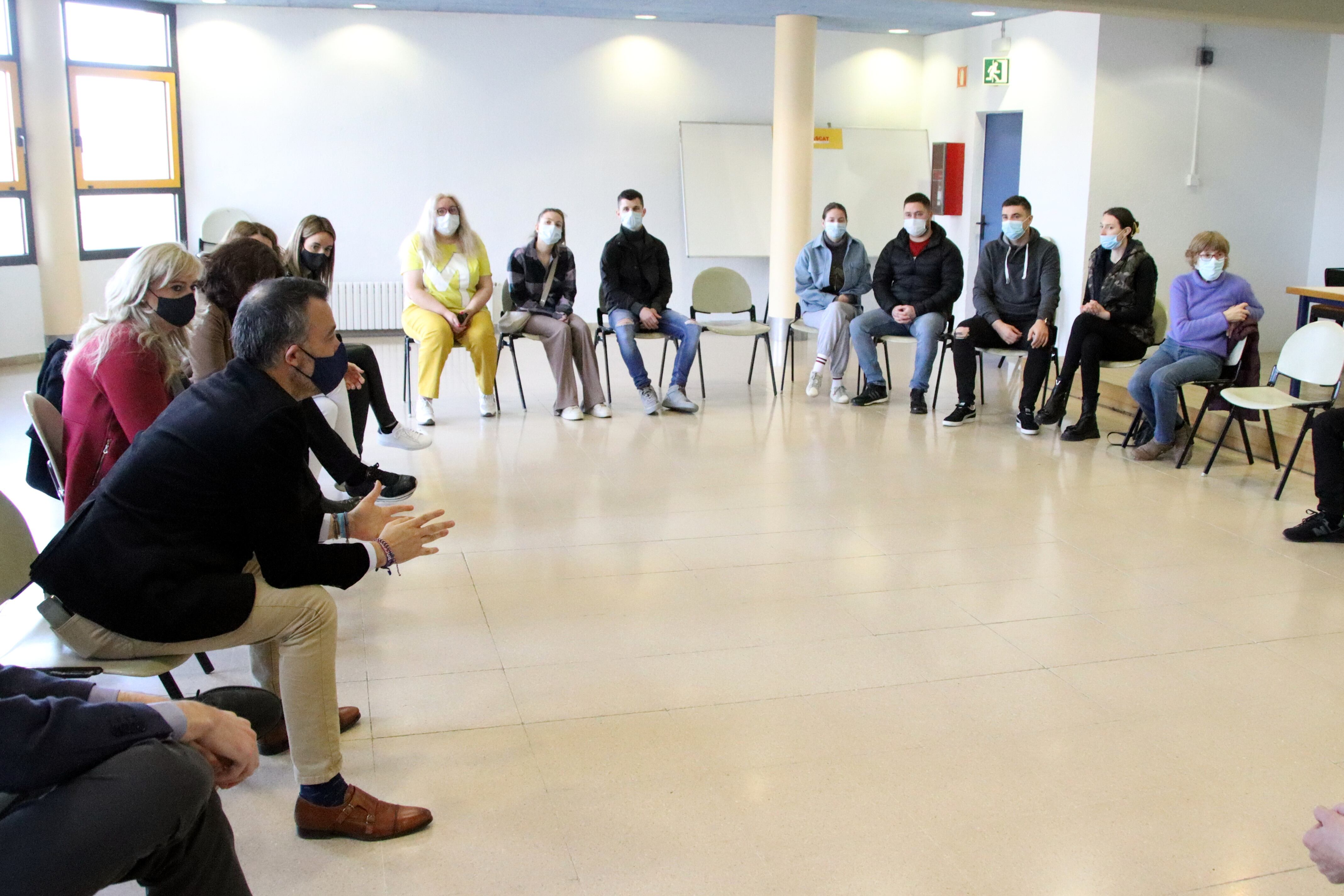 La consejera de Drets Socials de la Generalitat, Violant Cervera, reunida con la quincena de ucranianos acogidos por el albergue de Vic