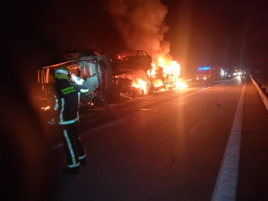 El camión transportaba tres vehículos y una autocaravana que quedaron calcinados por las llamas