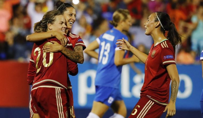 Las jugadoras de España celebran el gol marcado por Irene Paredes ante Finlandia.