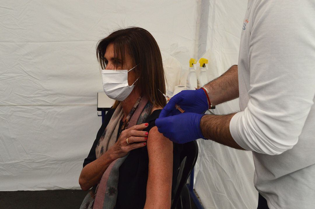 La ministra d'Educació i Ensenyament Superior, Ester Vilarrubla, en el moment de rebre la vacuna. 