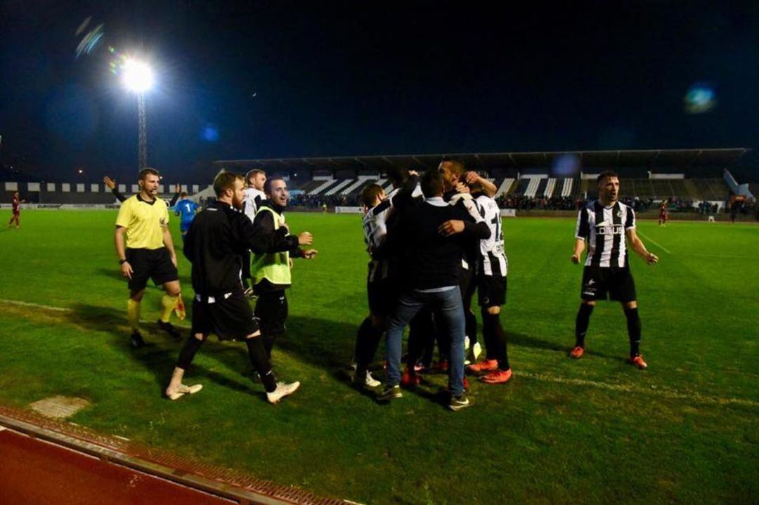 El equipo festeja el 2-0.