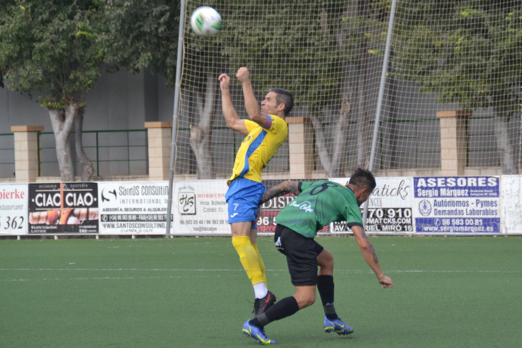 Carlos Ribes cabeceando un balón.