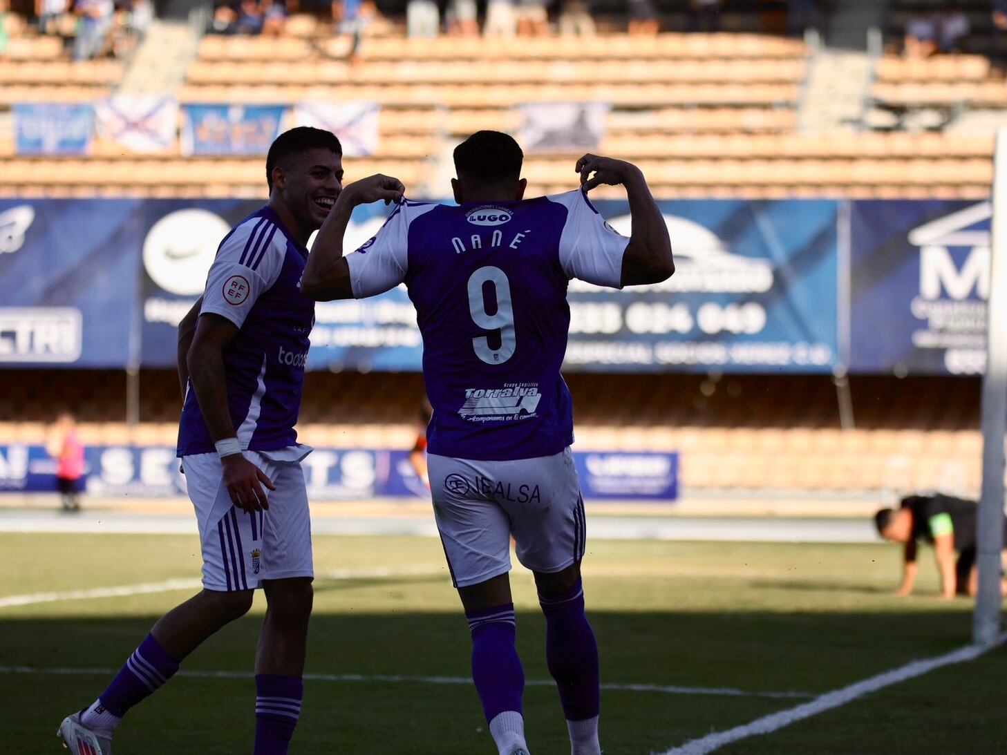 Nané celebrando uno de sus goles ante el Torremolinos