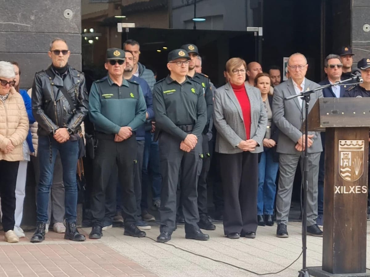 Xilxes recuerda a la madre e hija asesinadas guardando cinco minutos de silencio en señal de duelo y respeto