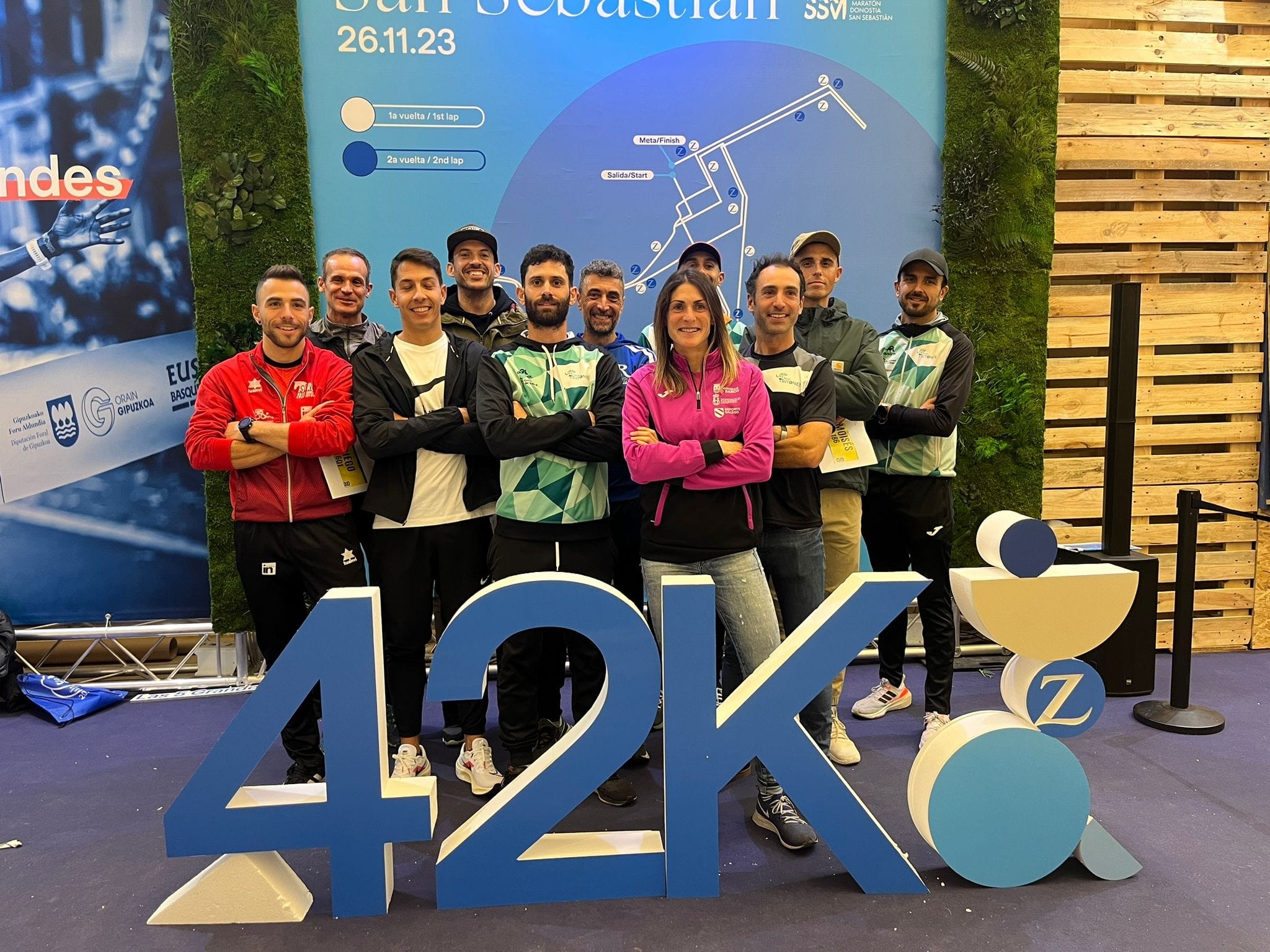 Esther Rodríguez, en el centro, posa junto a su cuadrilla de amigos con los que ha podido establecer una nueva plusmarca en maratón en La Rioja.
