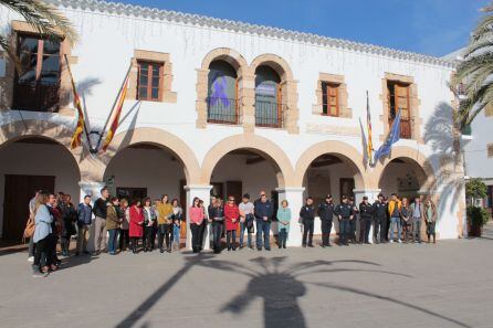 Un momento durante el minuto de silencio a las puertas del Ayuntamiento de Santa Eulària