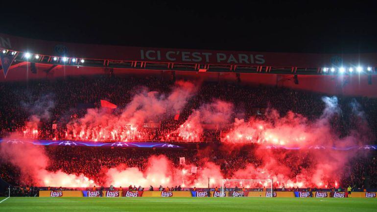 Uno de los fondos del Parque de los Príncipes con bengalas durante el PSG-Real Madrid
