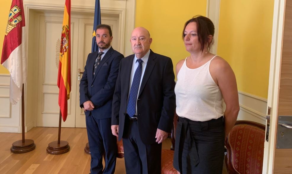 José Luis Merino, alcalde de Iniesta; Antonio Villaseñor, presidente del Banco de Alimentos de Cuenca, y Encarna Montés, coordinadora de la BRIF de Prado de los Esquiladores, medallas al mérito de la protección civil de Cuenca.