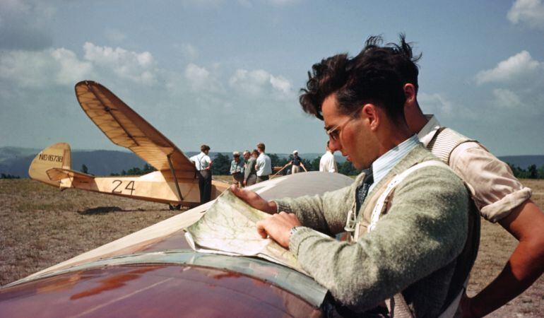 Dos pilotos observan un mapa en Nueva Jersey.