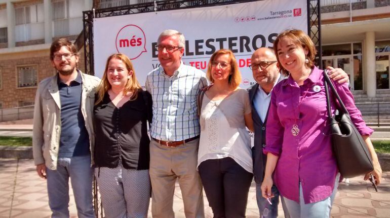 El cap de llista del PSC, Josep Fèlix Ballesteros, envoltat per altres membres de la candidatura.