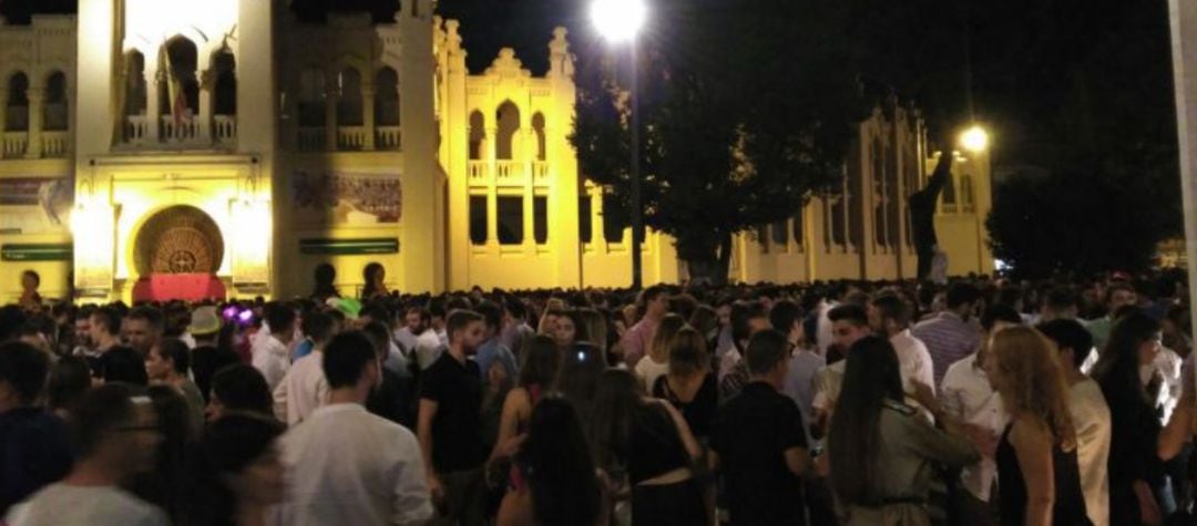 Imagen de archivo de un macrobotellón en el Recinto Ferial, que este año no se ha autorizado