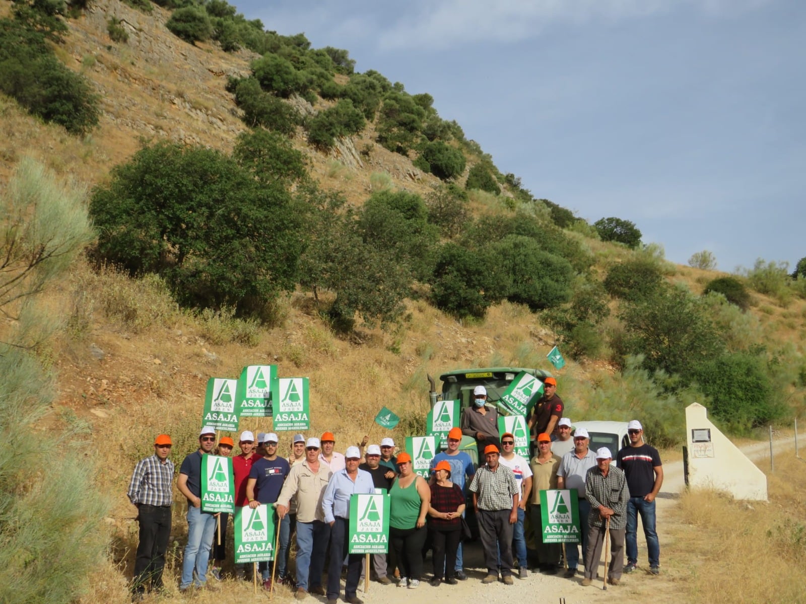 Concentración convocada por Asaja a la entrada del camino a Otíñar.