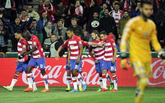 Los jugadores del Granada celebran el gol del equipo ante el Celta