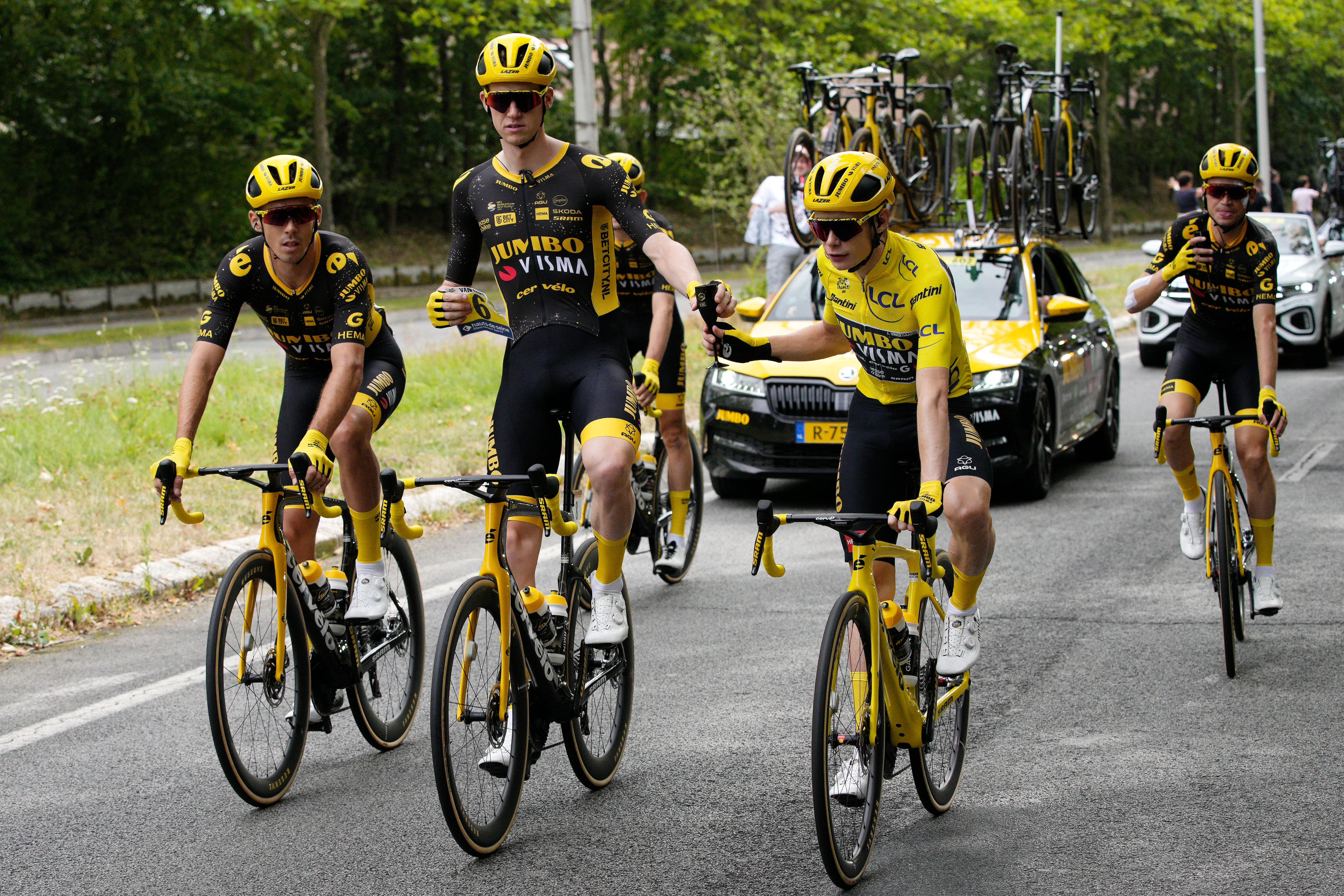 Nathan Van Hooydonck, junto a Jonas Vingegaard tras la consecución del segundo Tour del danés. (Photo by Daniel Cole - Pool/Getty Images)