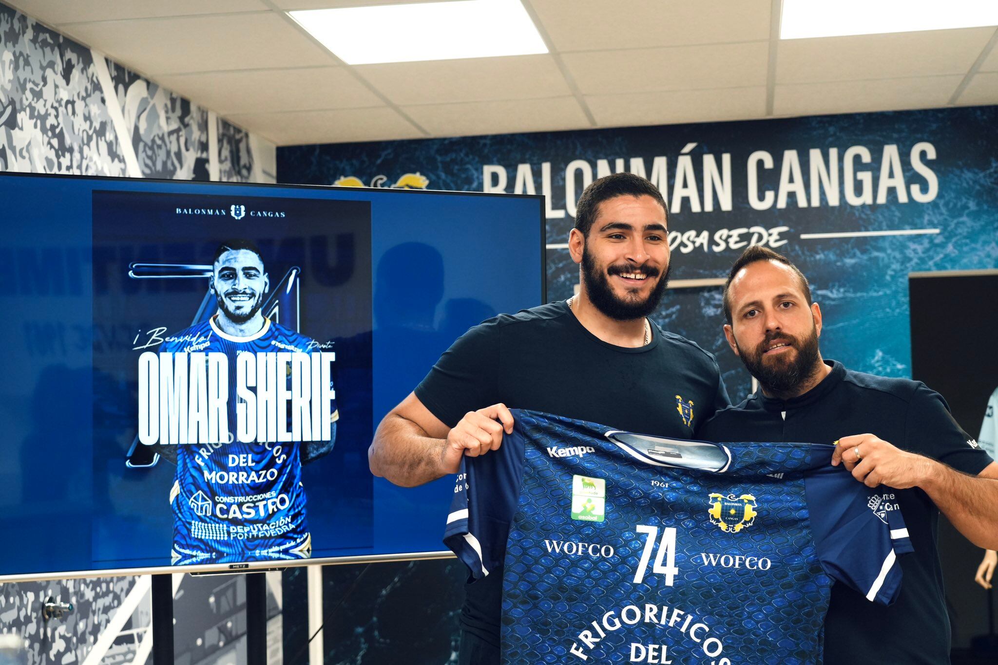 Omar Sherif junto a Nacho Moyano en su presentación como jugador del Cangas