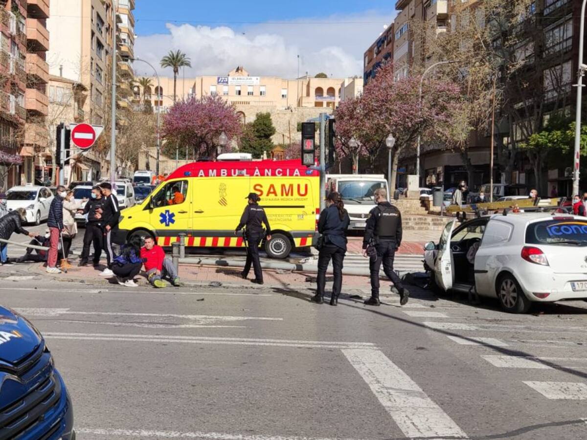 Herido en un pie al caerle una farola contra la que había chocado un vehículo en el centro de Alicante