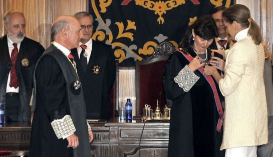 La presidenta de Castilla-La Mancha, María Dolores Cospedal, y el presidente del Tribunal Superior de Justicia de Castilla-La Mancha, Vicente Rouco (i), imponen la Gran Cruz de la Orden de San Raimundo de Peñafort a la magistrada Concepción Espejel Jorque