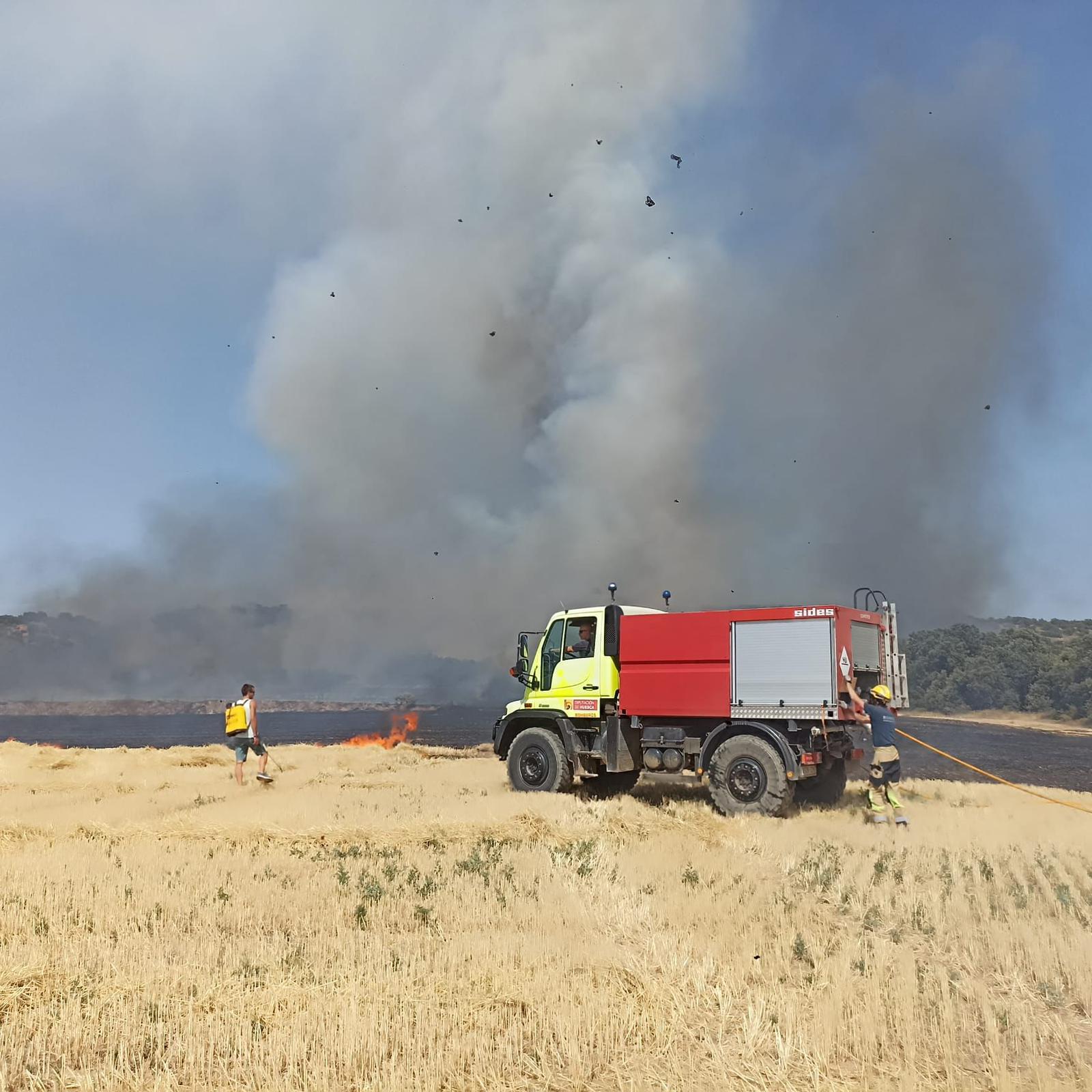 Bomberos forestales trabajando en el incendio en Albero Alto