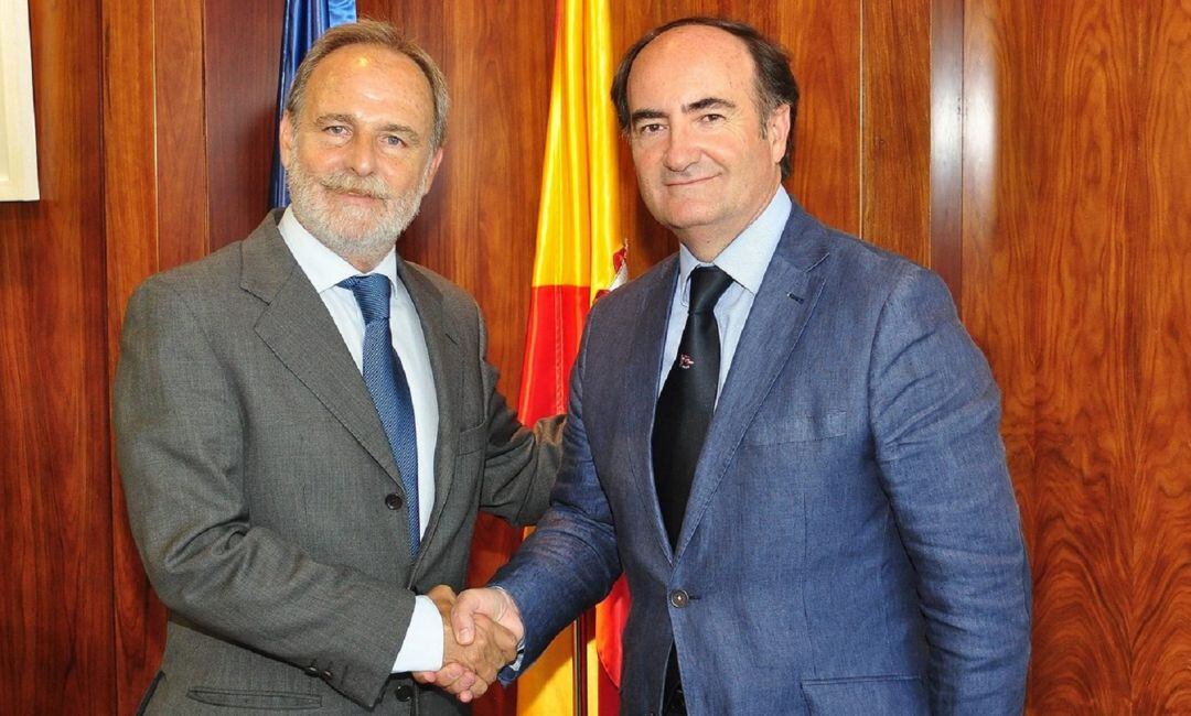 Saludo entre los presidentes de Puertois del Estado (Slavador de la Encina) y el Puerto de Algeciras (Gerardo Landaluce)