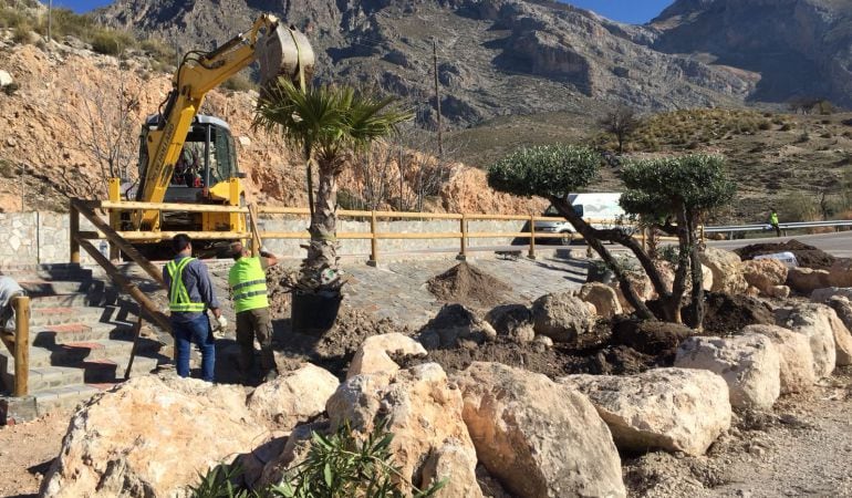 Trabajos que se estan realizando en el acceso por la calle JUan XXIII