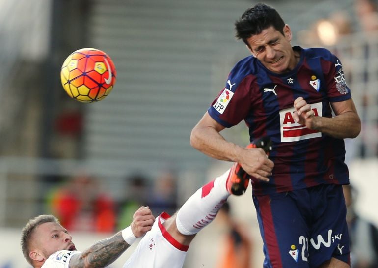 GRA074. EIBAR (GIPUZKOA), 01/11/2015.- El centrocampista del Eibar Saúl Berjón (d) lucha un balón con el centrocampista alemán del Rayo Vallecano Patrick Ebert, &quot;Ebi&quot;, durante el encuentro de la décima jornada de liga de Primera División disputado hoy en el estadio de Ipurúa de Eibar (Guipúzcoa). EFE/Juan Herrero