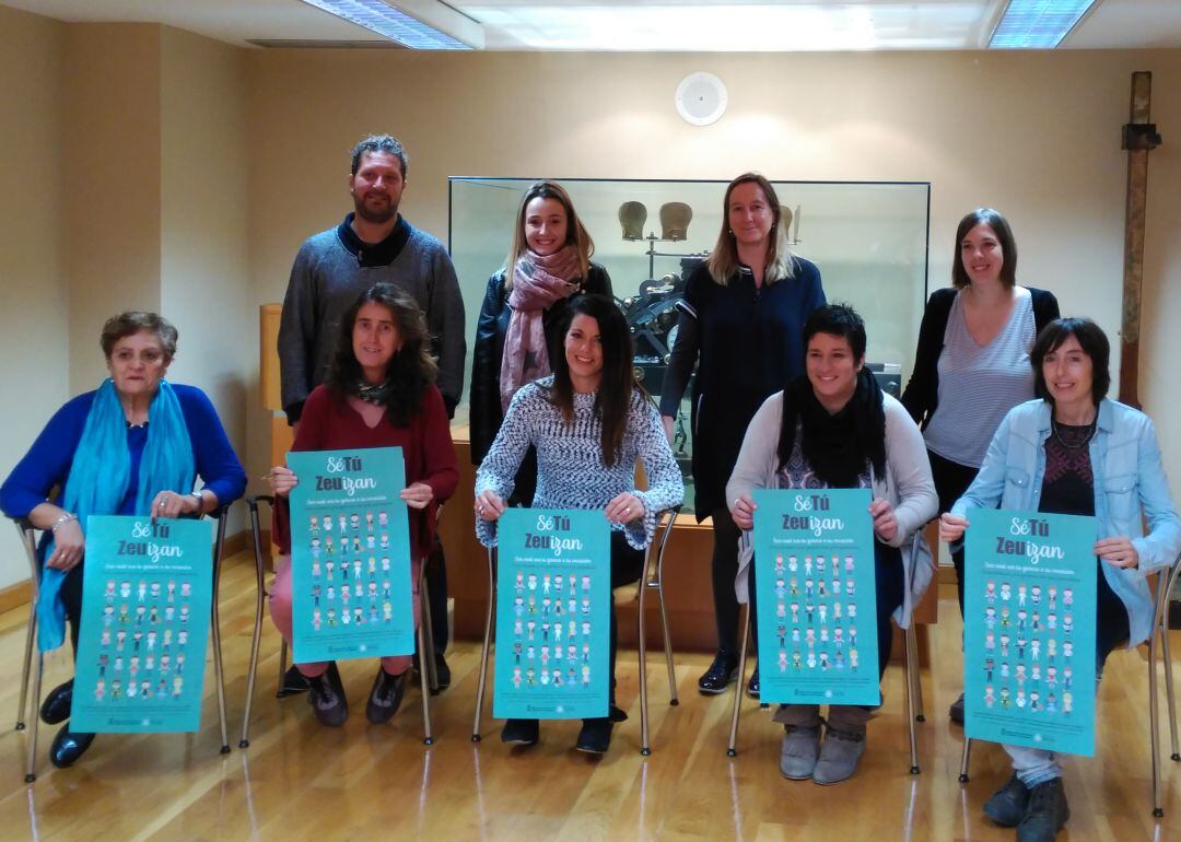 Responsables y personal técnico de las áreas de Igualdad, Bienestar Social, Euskera y Juventud han presentado la campaña en el Ayuntamiento