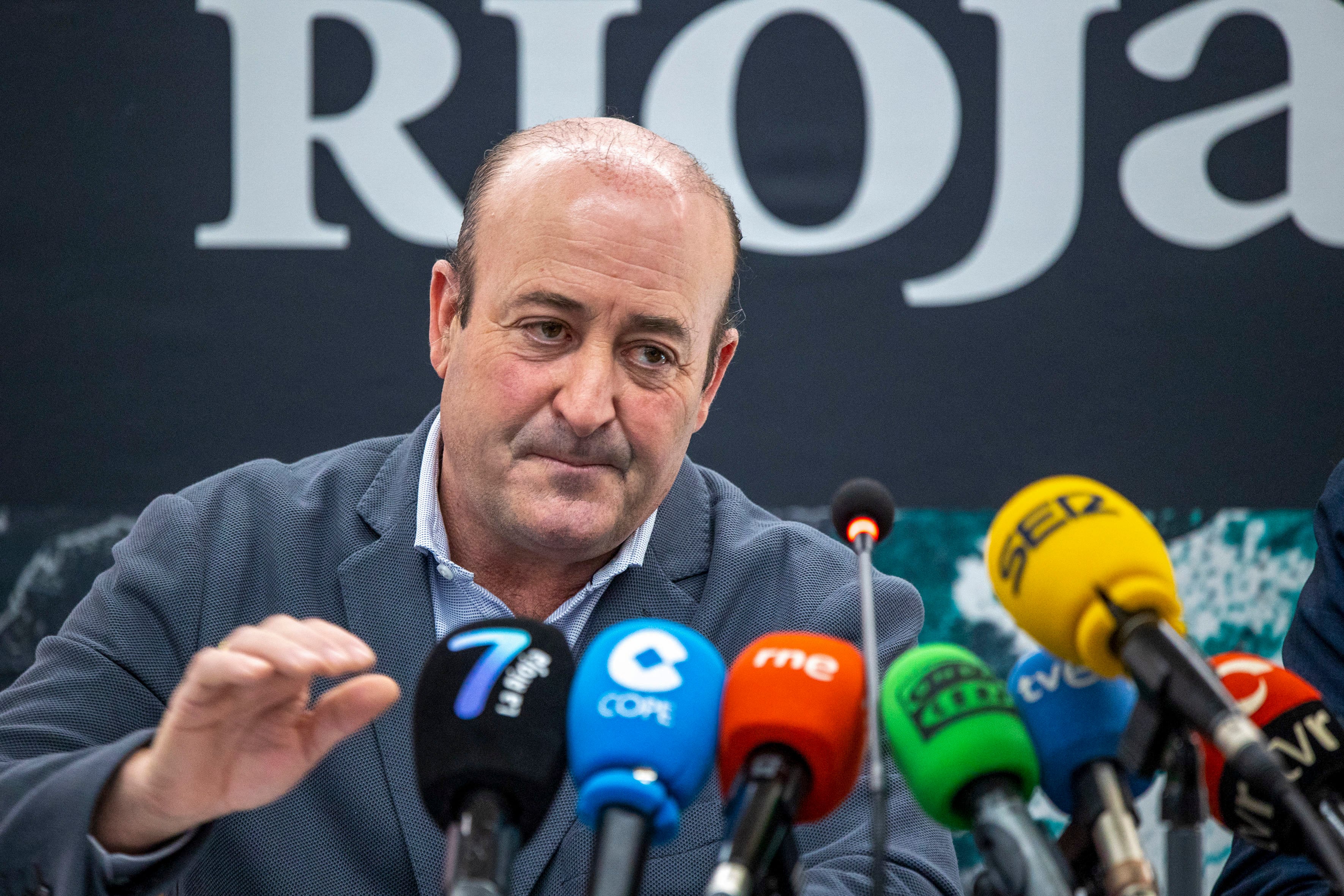 LOGROÑO 13/03/2023.- El presidente del Consejo Regulador del Vino de La Rioja, Fernando Ezquerro, ofrece una rueda de prensa al término del pleno y de la interprofesional del Vino de Rioja este lunes en Logroño. El Pleno del Consejo Regulador de la Denominación de Origen Calificada (DOCA) Rioja ha aprobado este lunes un Plan para lograr el reequilibrio entre la oferta y demanda y dinamizar las ventas en el corto plazo, entre cuyas medidas está reducir la producción y maximizar la calidad de los vinos elaborados.- EFE/Raquel Manzanares
