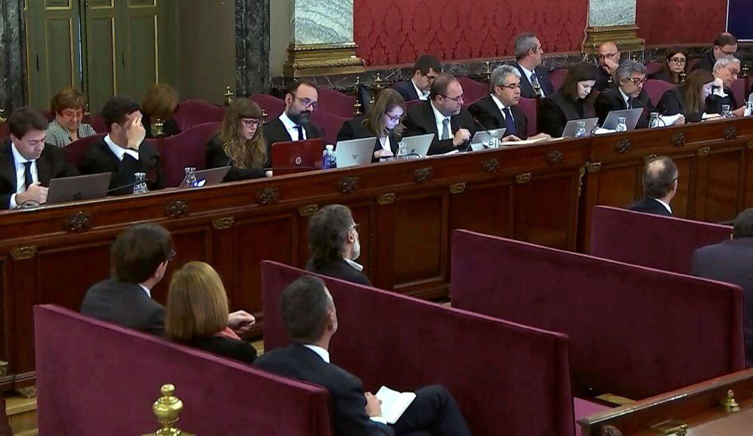 Captura de la señal institucional del Tribunal Supremo, vista general de la sala durante la sesión del juicio del &quot;procés en el Tribunal Supremo de Madrid.