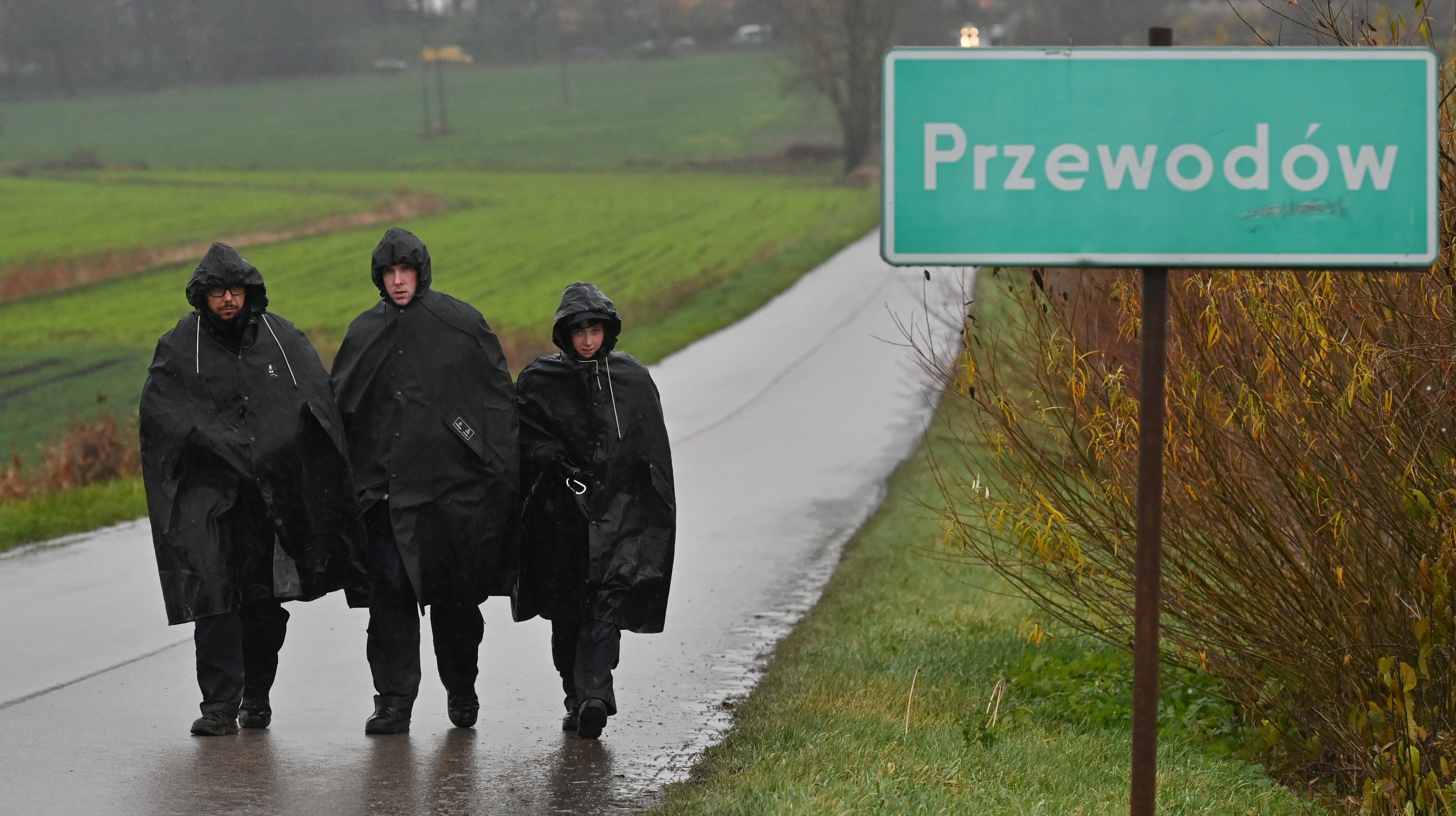 Tres funcionarios de EEUU han visitado el lugar de los hechos han dicho que con toda probabilidad se trata de un misil ucraniano que intentó interceptar los misiles rusos en Ucrania y que accidentalmente han caído en el pueblo de Przewodów.