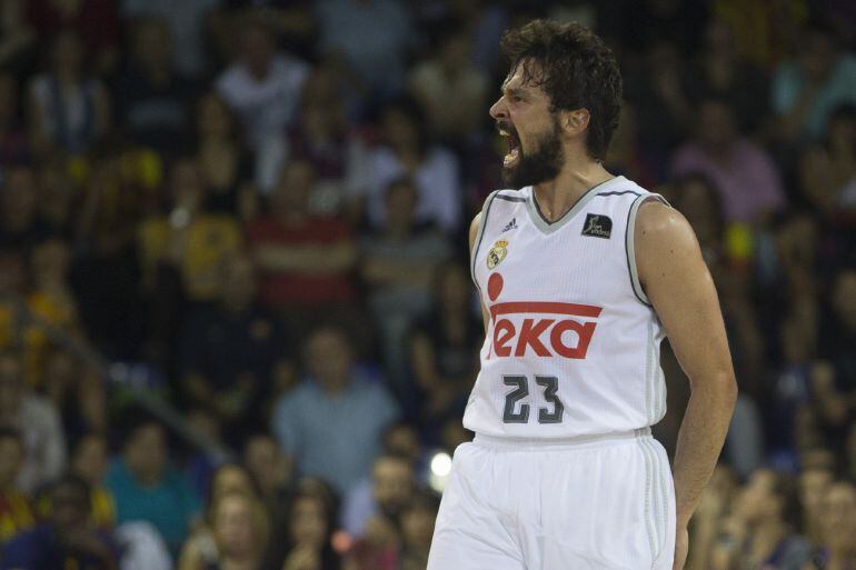 El base del Real Madrid Sergio Llull celebra una canasta en su partido ante el FC Barcelona Lassa
