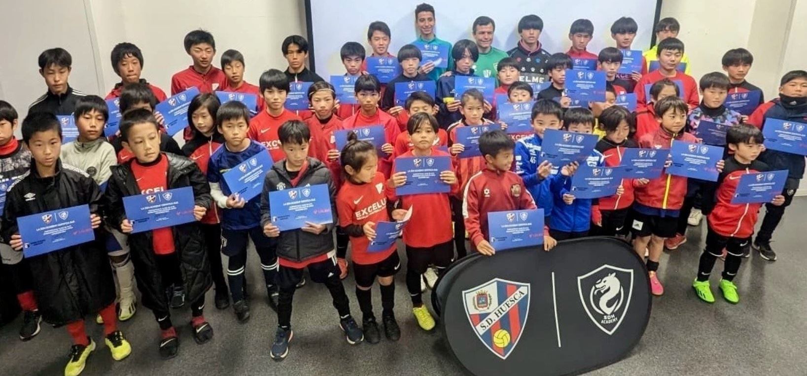 Juanjo Camacho con algunos de los niños que han estado presentes en las jornadas celebradas en Japón de la SDH Academy