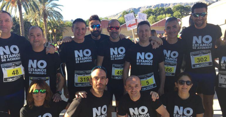 Un grupo de atletas con la camiseta protesta en la Media Maratón de Jaén.