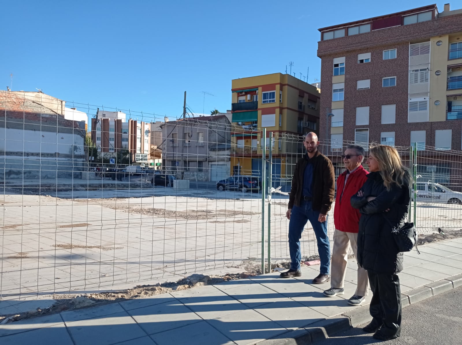 Concejales socialistas junto a los solares donde construirán el centro de Salud del Barrio de San Cristóbal