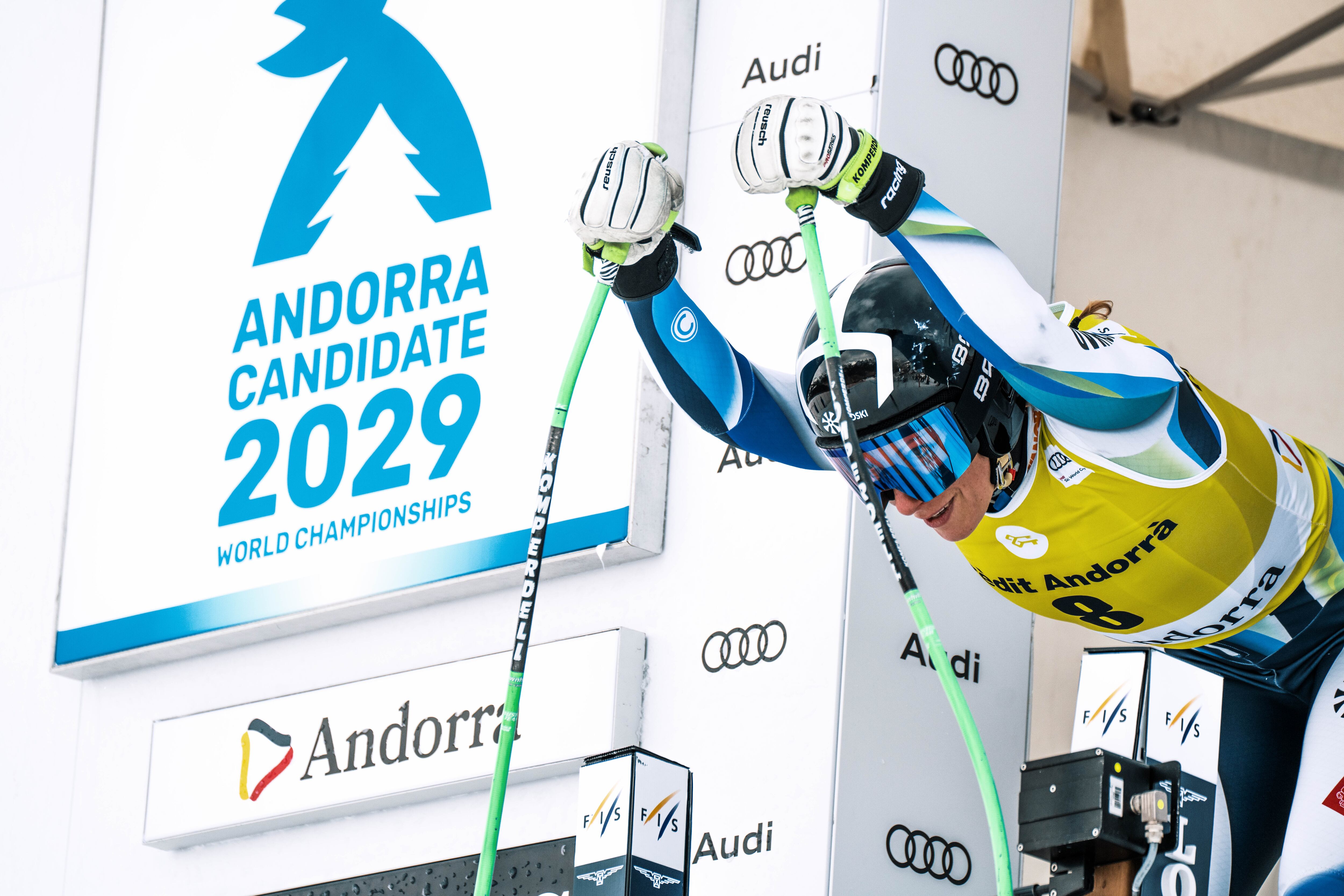 Una esquiadora en la sortida del descens.