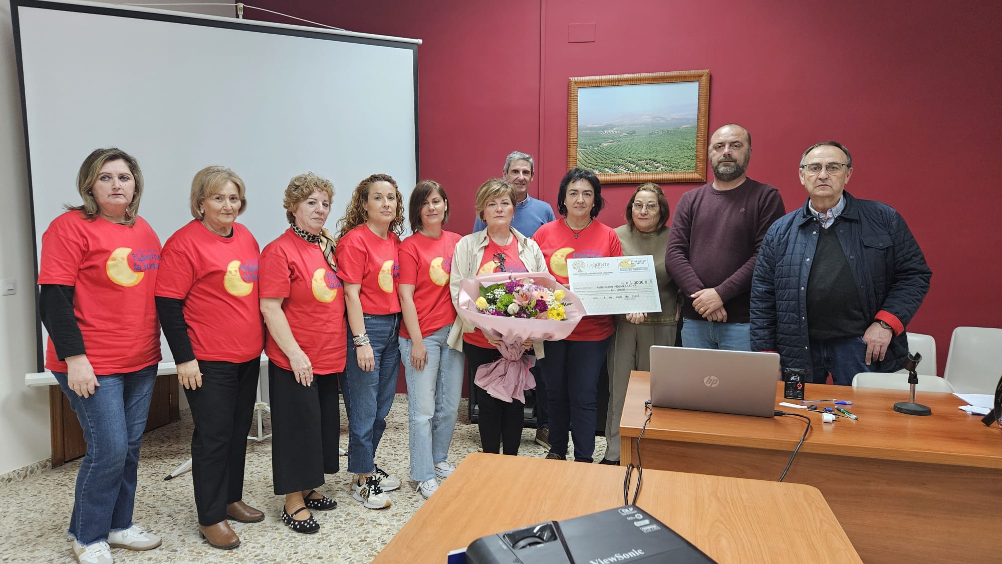 Voluntarias de 'Pídeme la Luna Jódar' reciben el donativo de la Cooperativa Santísimo Cristo de la Misericordia de Jódar