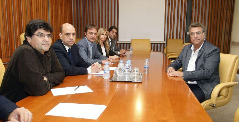 GRA123. ALICANTE, 19/10/2015.- El empresario Enrique Ortiz (d), imputado en ramas de los casos Brugal y Gürtell, durante la reunión con los miembros del equipo de gobierno del ayuntamiento y los portavoces de los grupos municipales. EFE/MORELL