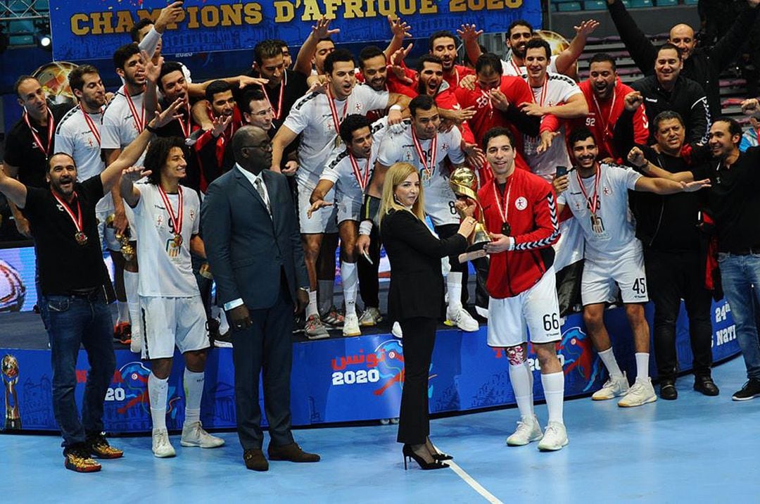 Ahmed El-Ahmar recoge el trofeo en el Salle Omnisport de Radès. Roberto García Parrondo es el primero por la izquierda en la fila superior.