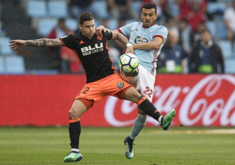 Gustavo Cabral despeja un balón ante Santi Mina