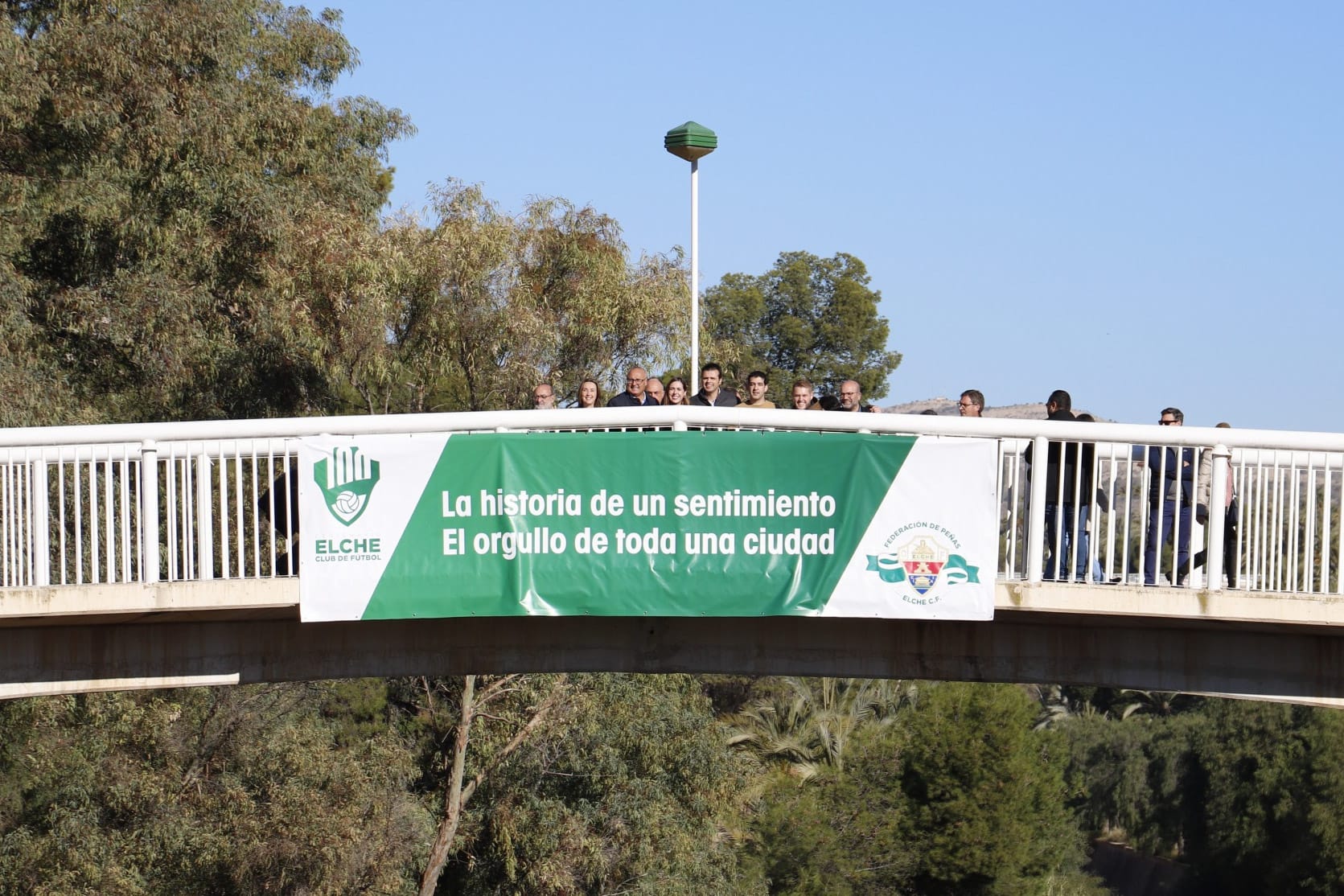 La Federación de Peñas ha desplegado una pancarta con motivo del centenario del Elche