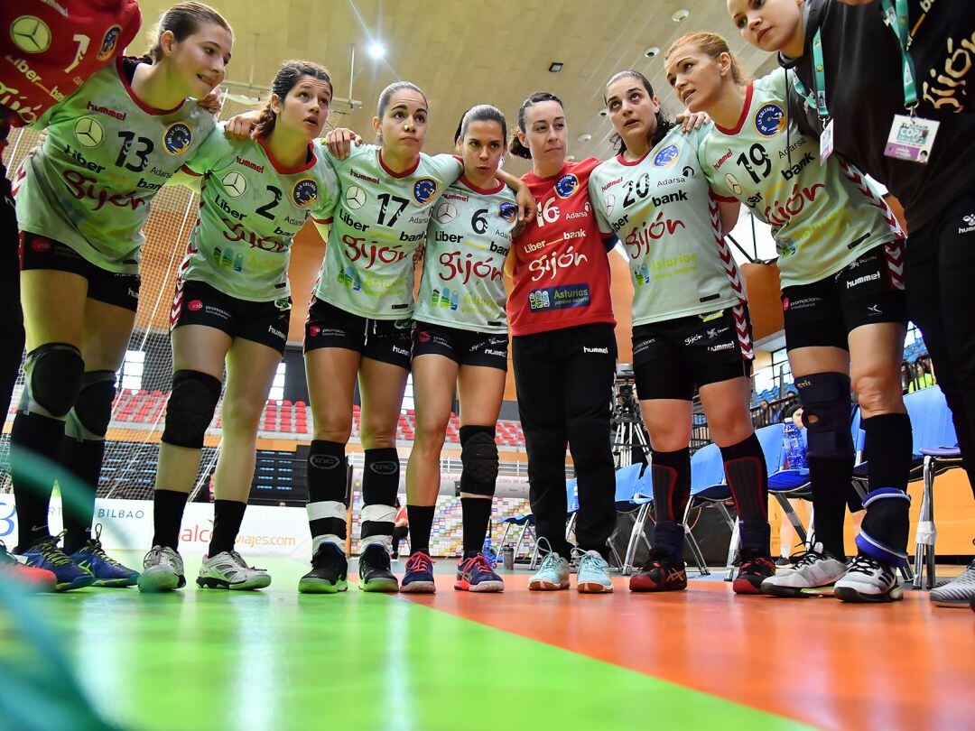 Las jugadoras del Liberbank Gijón en un corrillo