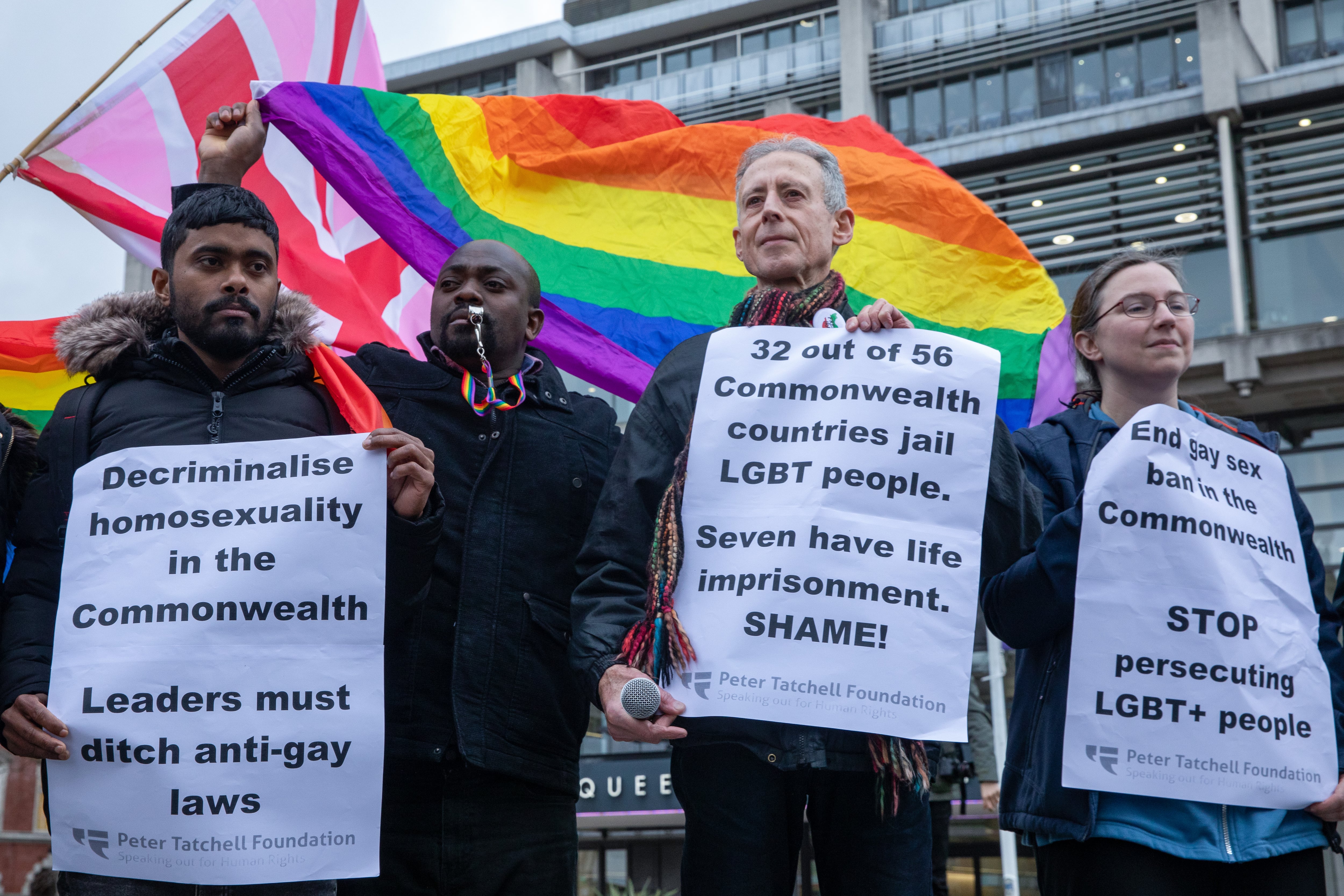 Un grupo de manifestantes por los derechos del colectivo LGTBI se manifiestan en Londres para pedir el fin de políticas represivas contra el colectivo en África y en los países que forman parte de la Commonwealth, este mes de marzo.