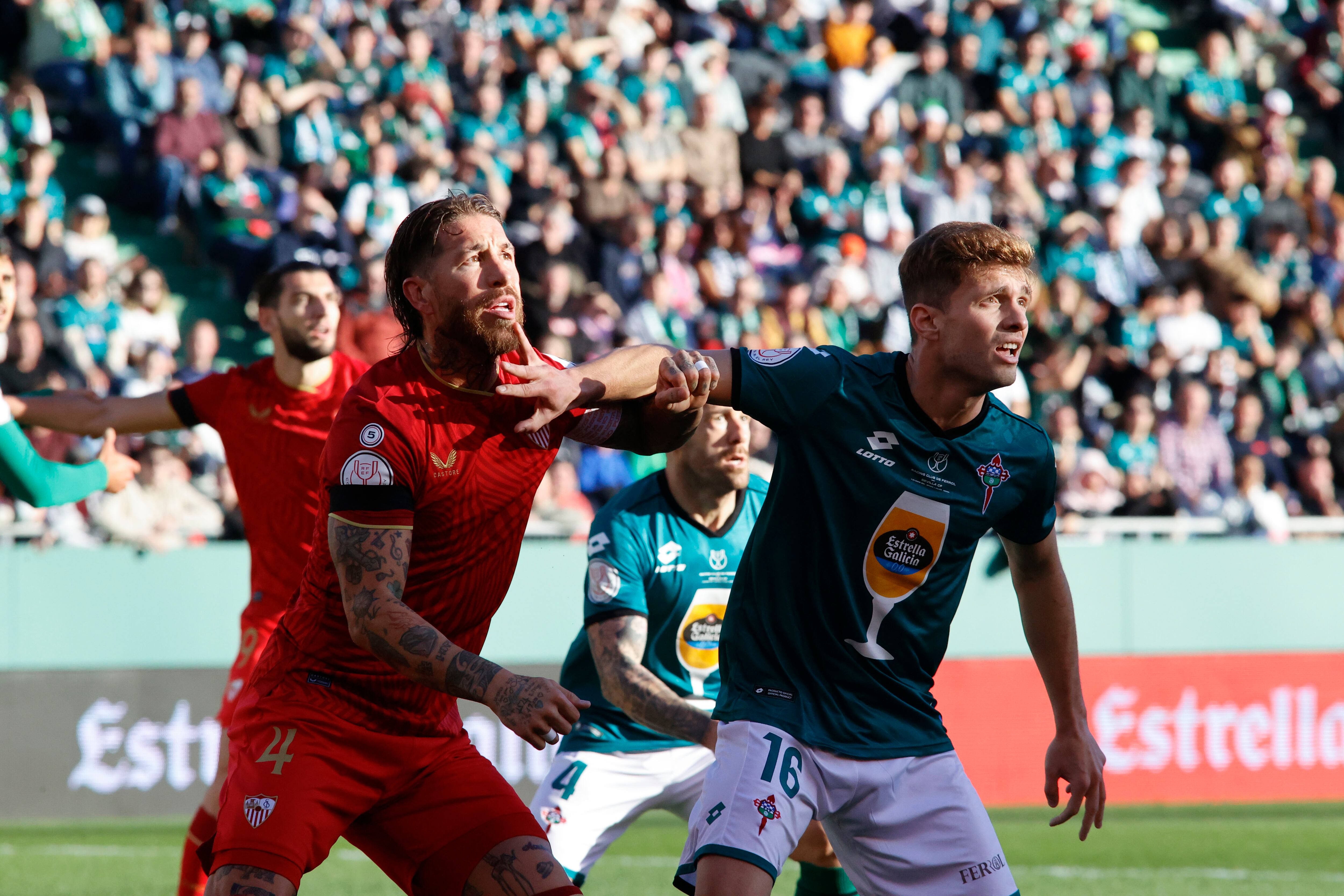 El centrocampista Fran Manzanara (d) del Racing Ferrol disputa un balón ante el defensa Sergio Ramos del Sevilla este domingo, durante un partido de dieciseisavos de final de la Copa del Rey, entre el Racing de Ferrol y el Sevilla, en el estadio de A Malata en Ferrol (Galicia).