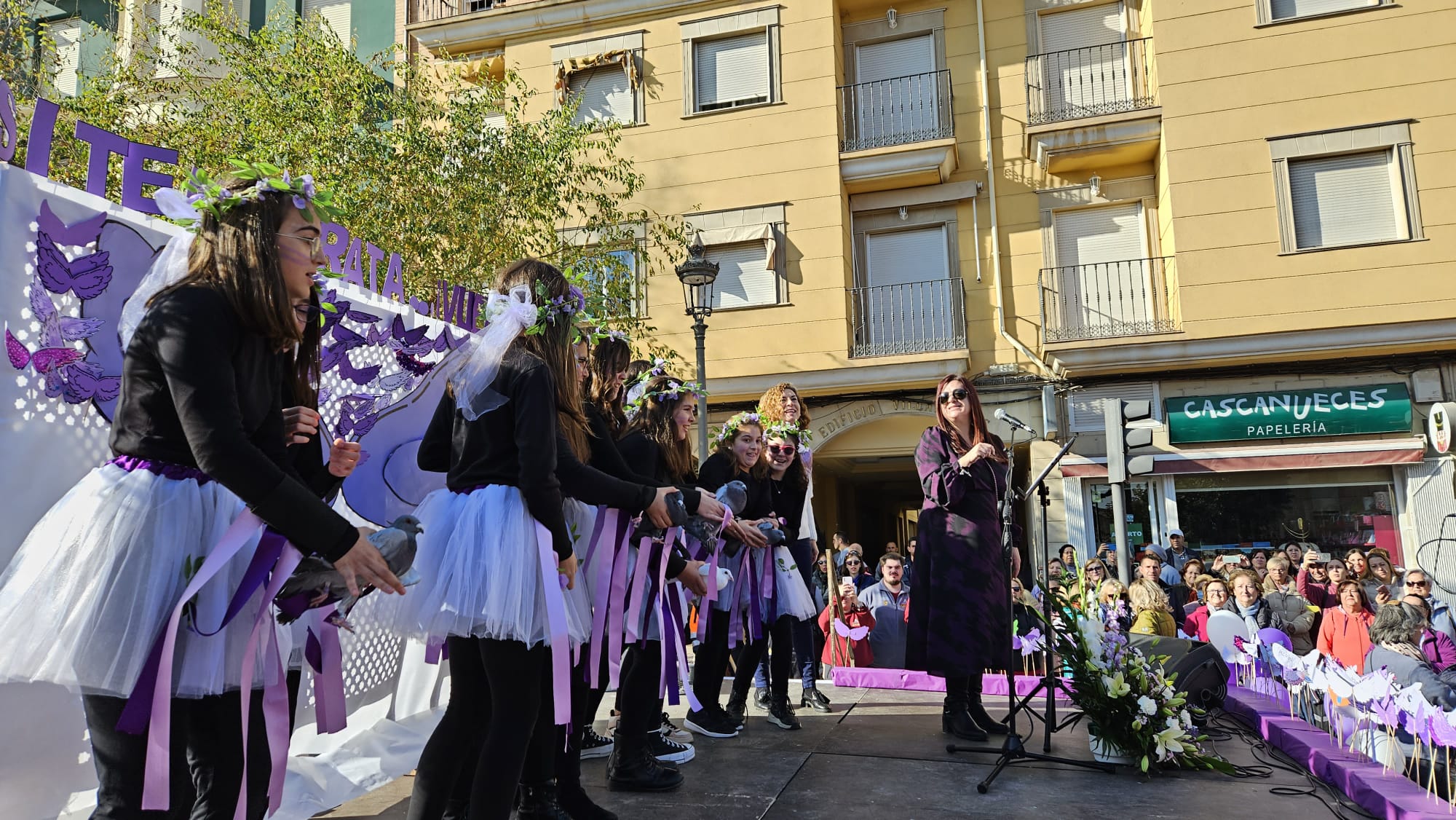 Momento de la suelta de palomas del Club de Colombicultura Galduriense