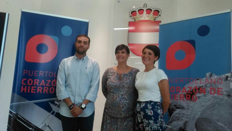 Maite Fernández ( centro ) acompañada del concejal de promoción económica y la trabajadora de Fundescop