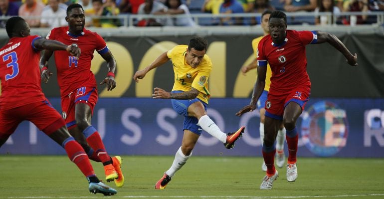 Coutinho golpea el balón para marcar un gol a Haití en la Copa América.