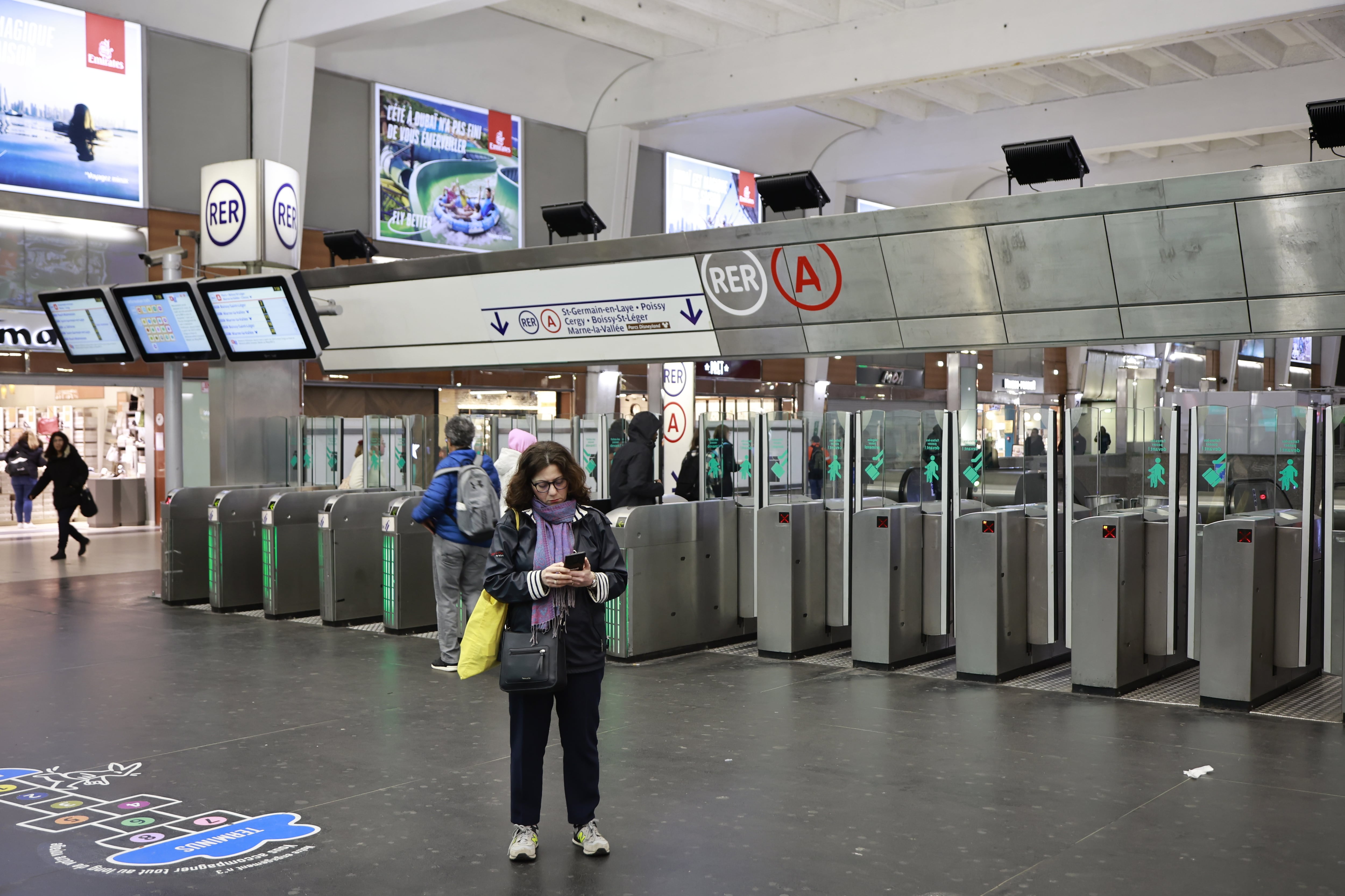 Imagen de la estación de La Defense en París, en la mañana del 23 de marzo EFE/EPA/CHRISTOPHE PETIT TESSON